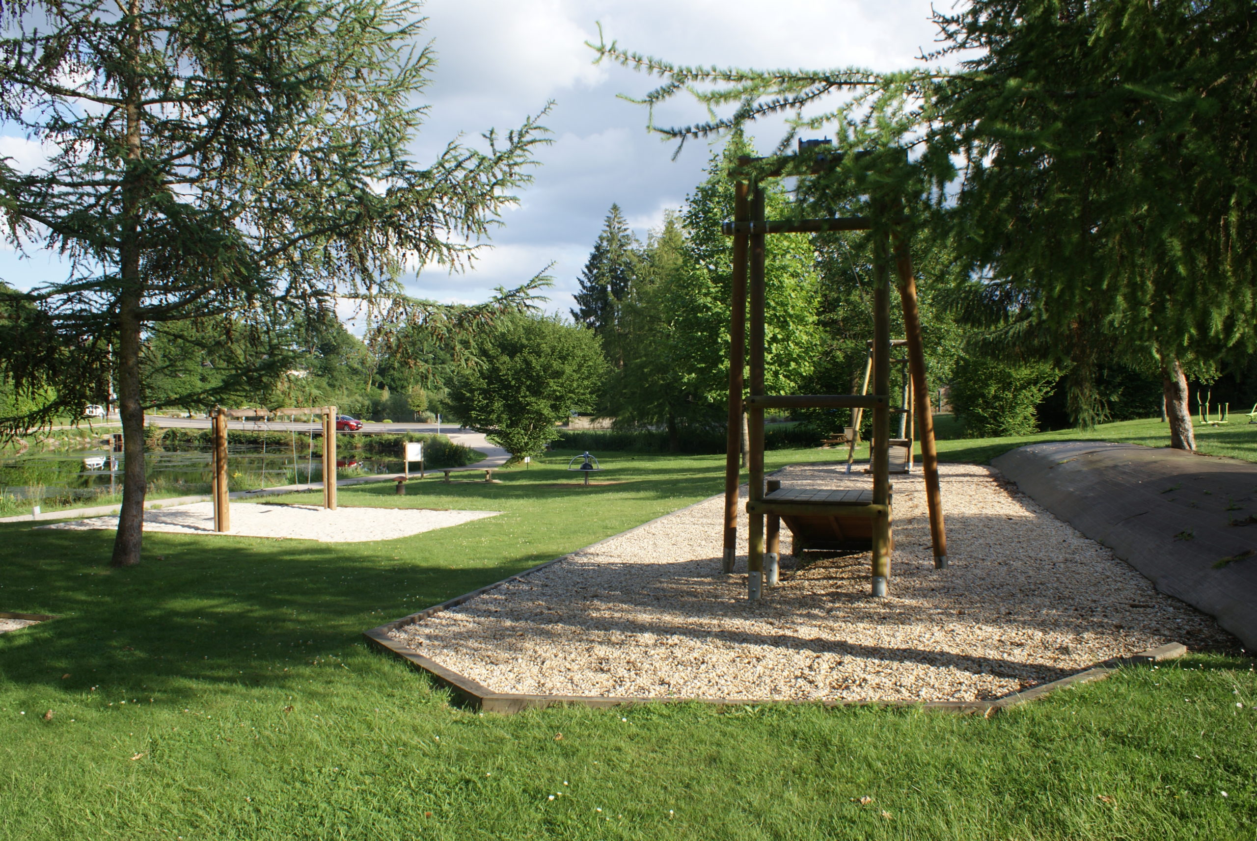 Aire de jeu à l'étang du bourg de Pluméliau